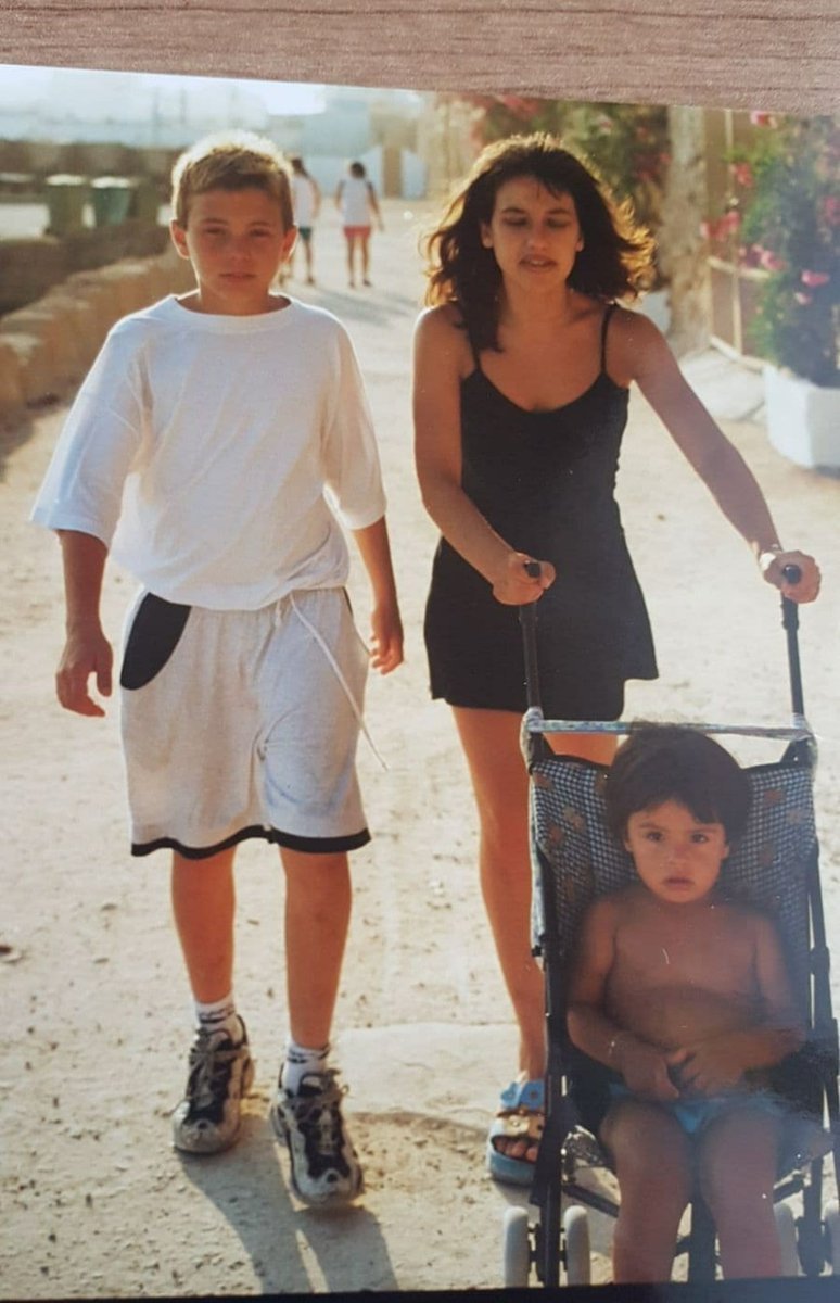 De pequeña, con su madre y su hermano. 