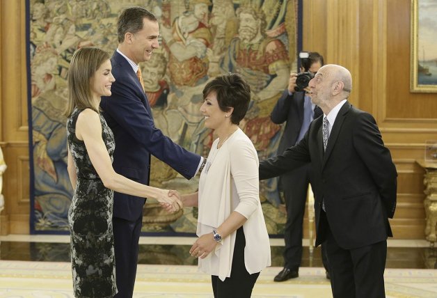 La reina Letizia saluda a Sonsoles durante un acto.