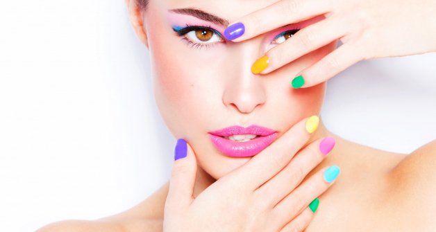 ¡Combina el color de tu manicura con tu eyeliner y triunfa este verano!