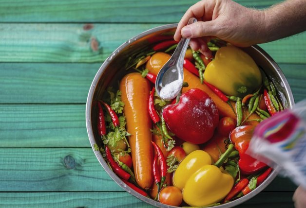 Puedes poner en remojo tus verduras y luego frotarlas con un cepillo