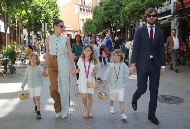 Amaia Salamanca y su pareja, el empresario sevillano Rosauro Varo, con sus tres hijos.