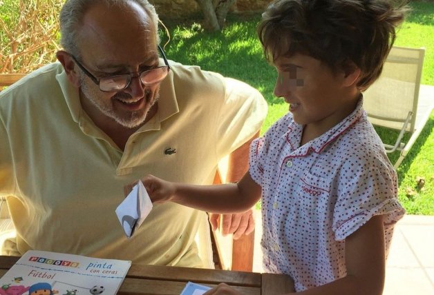 El suegro de Carmen Alcayde, en una foto con su nieto.