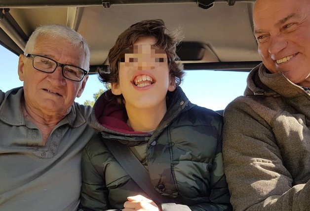 El pequeño Kike, junto a su padre y su abuelo materno.