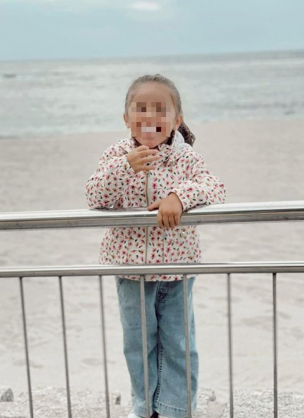 Irene Rosales ha compartido una preciosa foto de Carlota en la playa (@irenerova24).