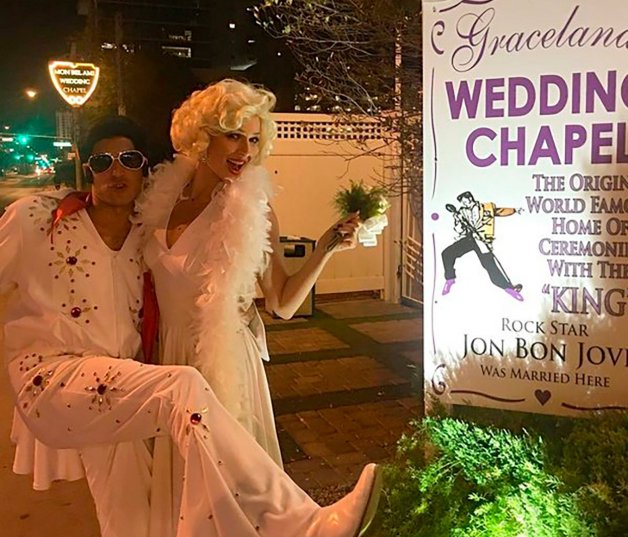 Eva y Cayetano, disfrazados de Marilyn y Elvis, posan divertidos en su "boda" en Las Vegas.