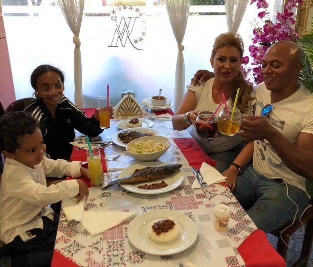 Raquel Mosquera con su chico, Isi, y sus hijos, Raquelita y Romeo.