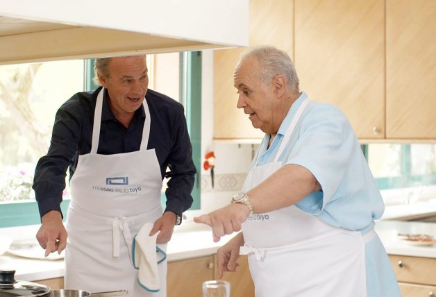 La casa tiene una gran cocina, con muebles en madera clara y muy luminosa.