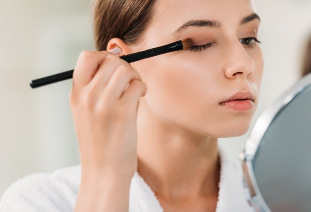 Utiliza sombras neutras para un maquillaje fresco y sencillo. 