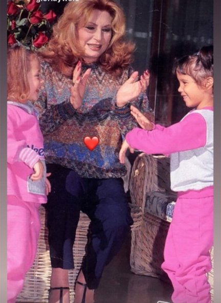 La significativa imagen que ha compartido Gloria de ella junto a su sobrina y su madre, Rocío Jurado.