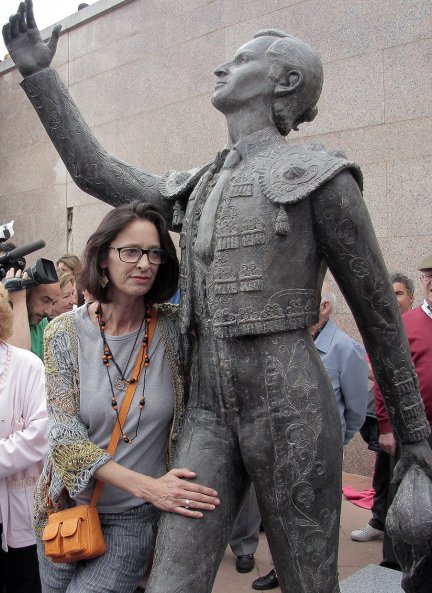 La modelo le dedica un gesto de cariño a la estatua de su padre.