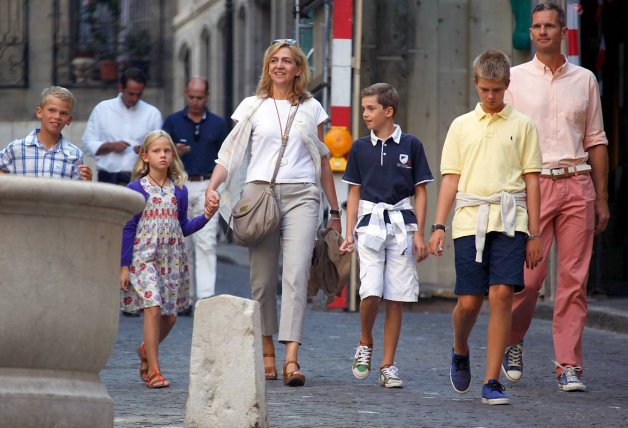 Iñaku Urdangarín con la infanta Cristina y sus cuatro hijos, en una imagen de archivo.