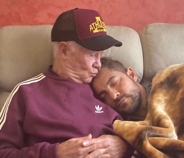 David Bisbal duerme junto a José, su padre.