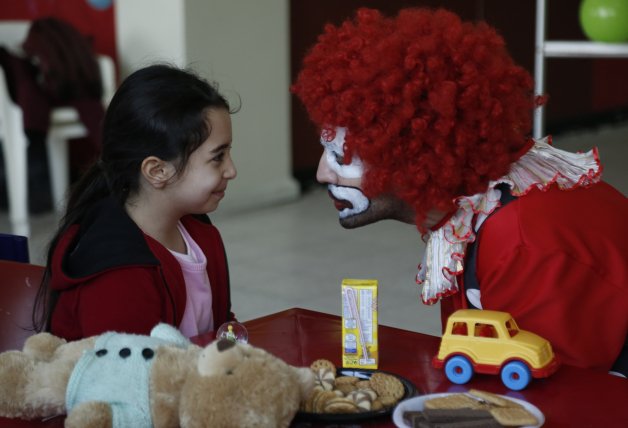 Öykü se alegra mucho de volver a ver a su padre.