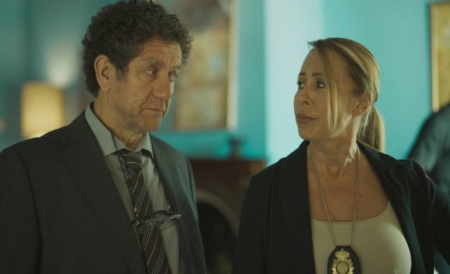 Miriam Díaz Aroca y Pedro Casablanc en un fotograma de la segunda temporada de 'Toy Boy'.