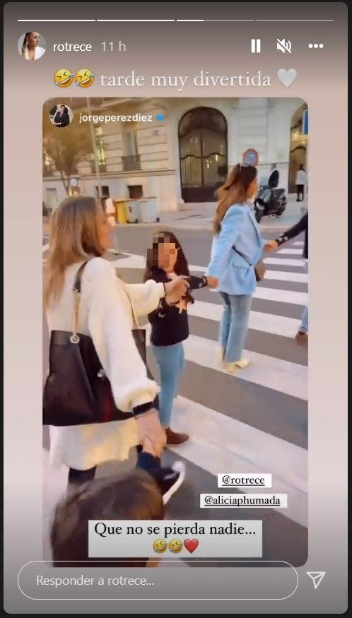 Como una gran cadena humana, así cruzaba la calle Rocío Flores con los hijos de Jorge Pérez.