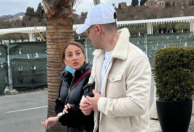 Rocío Flores y Manuel Bedmar paseando por Málaga tras su supuesta reconciliación.