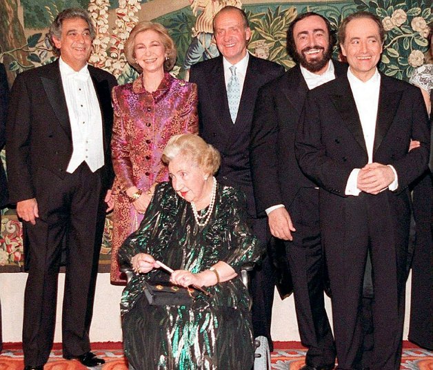 En muchas ocasiones, doña Sofía organizaba un concierto en su honor en el Teatro Real de Madrid. Esta foto pertenece a su 60º cumpleaños, y en ella vemos al Rey, su madre, la Reina y los tenores Plácido Domingo, Pavarotti y Josep Carreras.