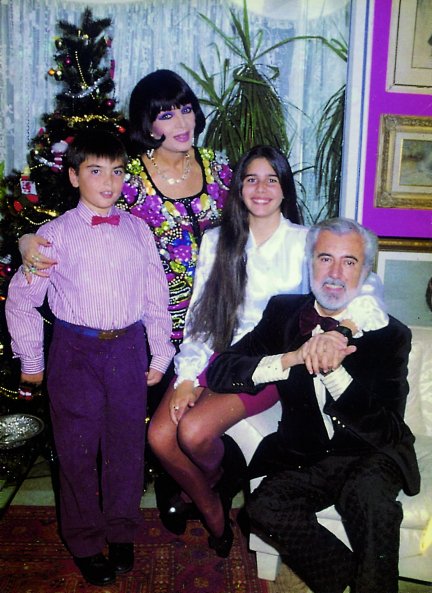 Sara Montiel y Pepe Tous con sus dos hijos.