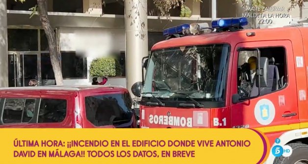 Bomberos delante del edificio en el que reside Olga Moreno (Telecinco).