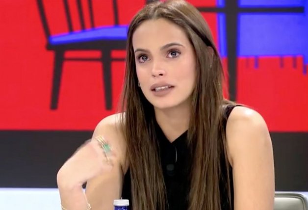 Gloria Camila llora mientras habla de su relación nula con Rocío Carrasco.