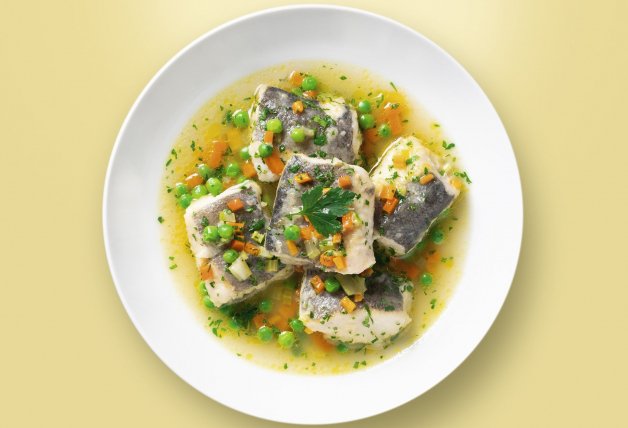 Pescado en salsa verde con guisantes