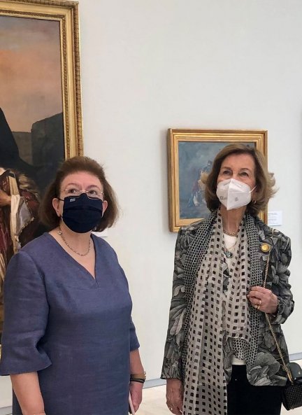 Doña Sofía visitando la Pinacoteca Nacional griega con su directora.