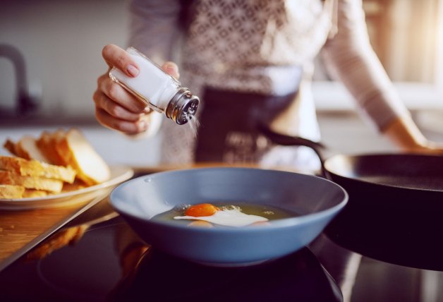 Reducir la sal en tus comidas es fundamental para verte mejor