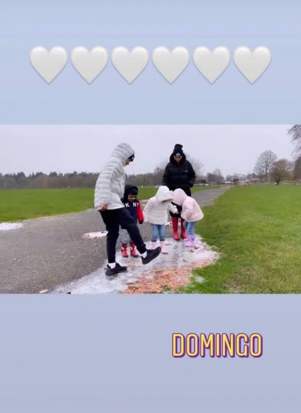 Georgina y sus hijos también han disfrutado saltando sobre los charcos de agua helada (@georginagio).