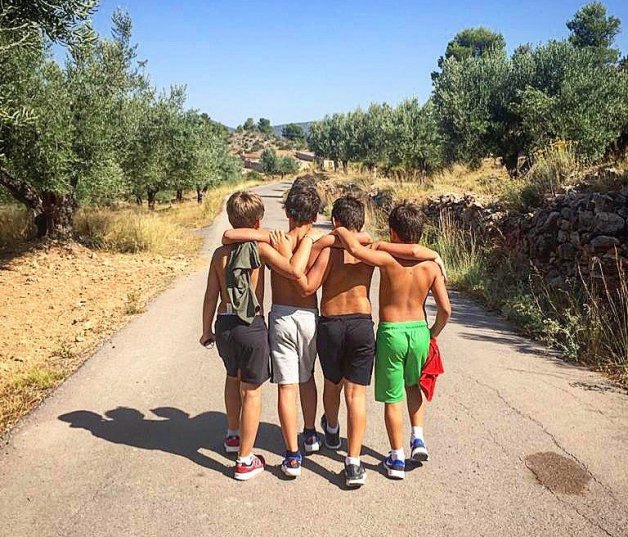 Diego, Mateo, Ivo y Telmo son los cuatro hijos de Miguel Bosé y Nacho Palau.
