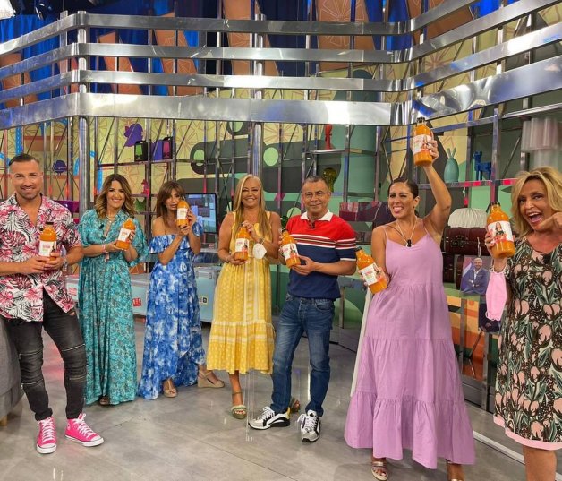 El equipo de 'Sálvame' posa con el gazpacho de Belén Esteban.