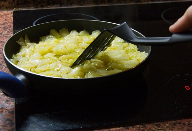 Confitar patatas es una de las mejores técnicas para hacer tortilla