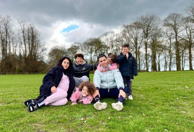 Cristiano Ronaldo y Georgina Rodríguez posan junto a sus hijos (@cristiano).