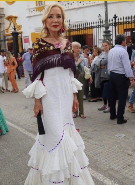 Carmen Lomana, vestida de flamenca.