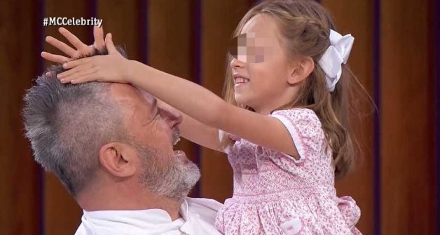 Carmen alucinó con el nuevo peinado de su padre.