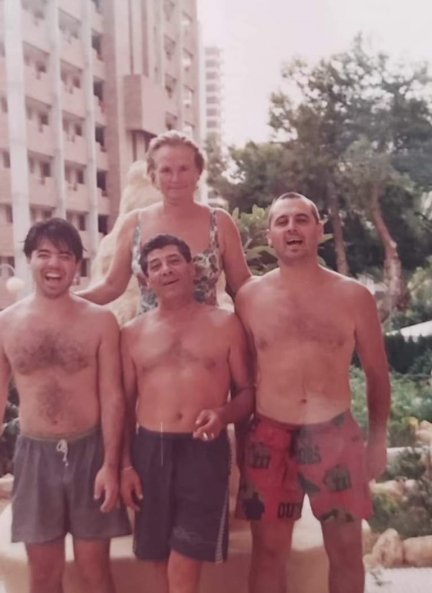 Los padres y los hermanos de Belén Esteban, en una foto que ella compartió en sus redes.