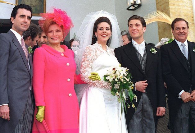 Ortega Cano, Rocío Jurado y Pedro Carrasco posando con los novios.