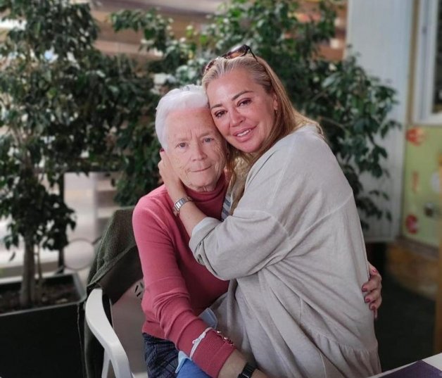 Belén Esteban con su madre, en su última publicación de Instagram (@belenestebanmenendez).