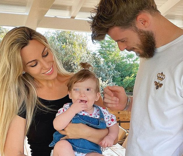 Una tierna imagen de Edurne y David con la pequeña.