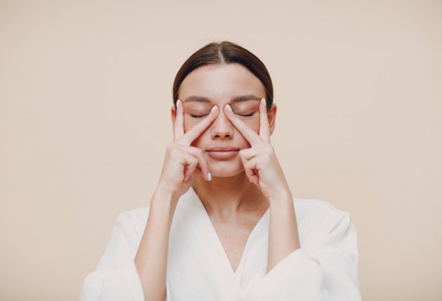 Masajear a la vez las sienes y el puente de la nariz puede ayudarte a atenuar el dolor de cabeza.