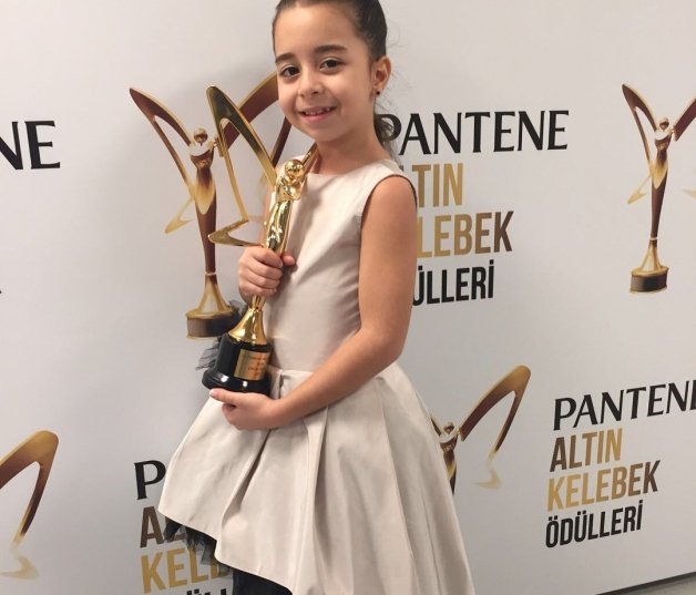 Beren colgó esta foto con su premio en su Instagram.