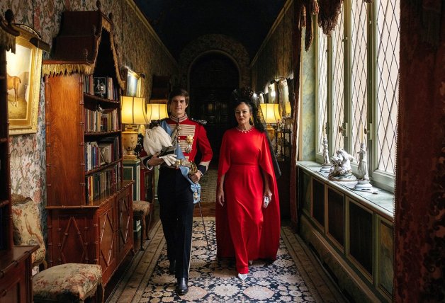 El novio con su madre, Matilde Solís, con un diseño de Lorenzo Caprile.