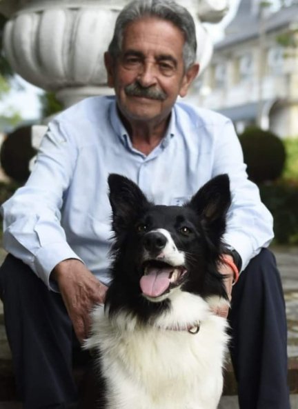Miguel Ángel Revilla posa con Luana, la perra de su hija.