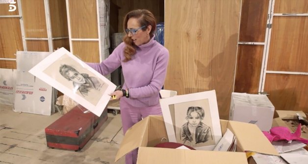 Rocío Carrasco, abriendo algunas cajas en las que encontró los retratos de sus hermanos.