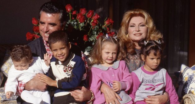 La presentación de Gloria Camila y José Fernando junto a Rocío y David Flores, uno de los momentos más felices de la vida de Rocío Jurado.