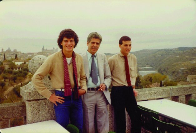 En la época que ya trabajaba como modelo, con el pelo a lo afro, junto a su padre y su hermano.