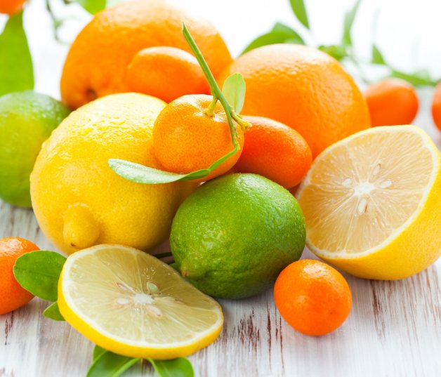 El poder de los cítricos. La riqueza en antioxidantes de los limones, las limas y las naranjas ayuda al hígado a eliminar toxinas.