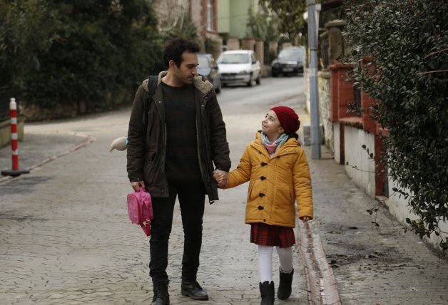 Öykü se sincera con su padre.