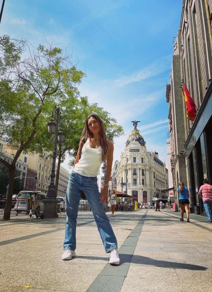 Yuyee, posando el famoso cruce de Gran Vía con la calle Alcalá.