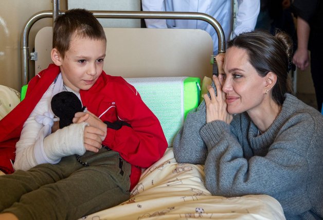 Angelia Jolie visitó un refugio para niños ucranianos durante su emotivo viaje. 