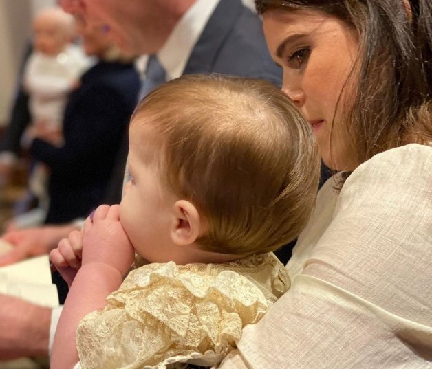 La hija menor del príncipe Andrés, Eugenia, compartió una imagen del bautizo de su hijo.